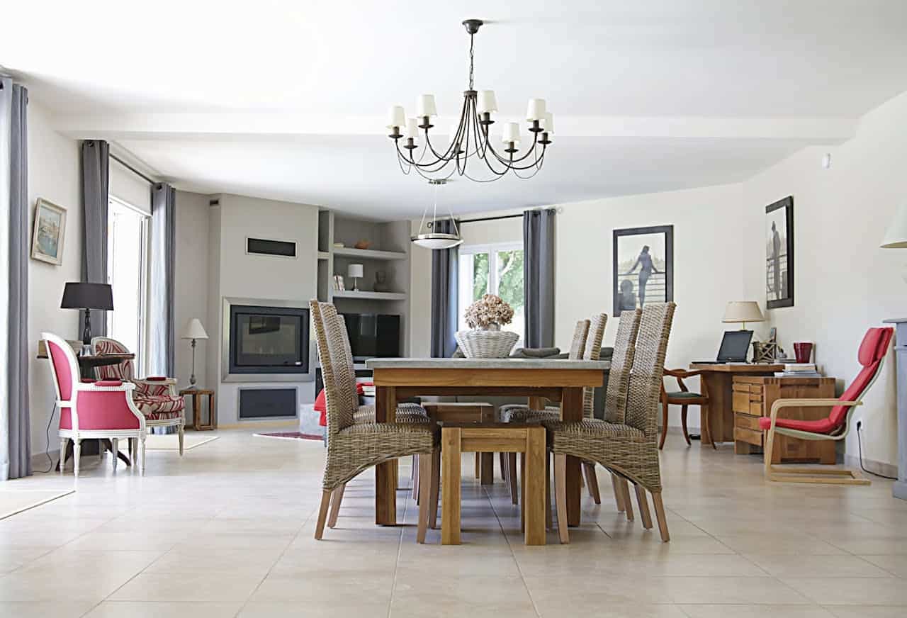 2. Stilul provensal - living, zonă de dining, masă, scaune, candelabru, draperii, tablouri, fotolii